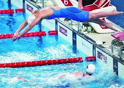     2月17日，在男女4×100米自由泳接力决赛中，中国队第四棒余依婷（上）与队友李冰洁交接。新华社记者 夏一方摄