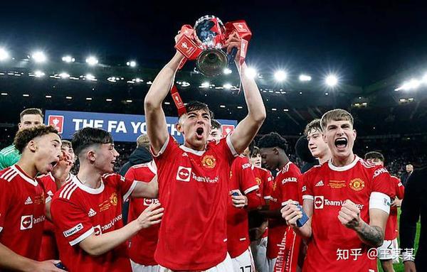 [足球新闻]新C罗梅开二度，曼联3-1成就青年足总杯11冠王！7万人见证创纪录