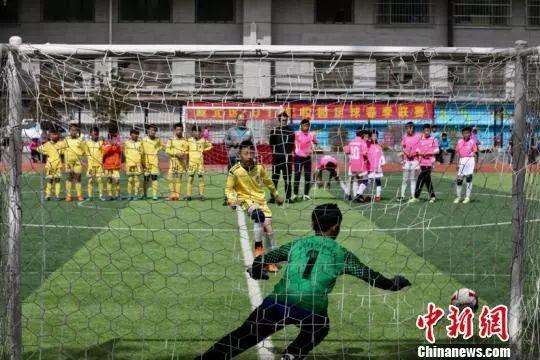 中国大力发展校园足球的目的_中国足球校园发展现状_中国校园足球的发展