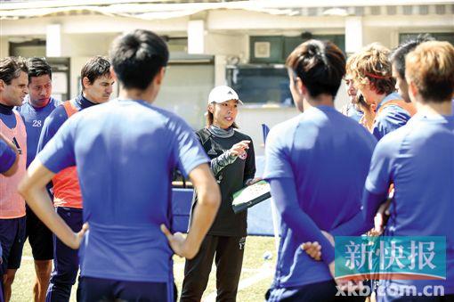 ■香港东方队主教练陈婉婷(中)在训练中指导球员,阵中可见多名“老外”。 新华社发