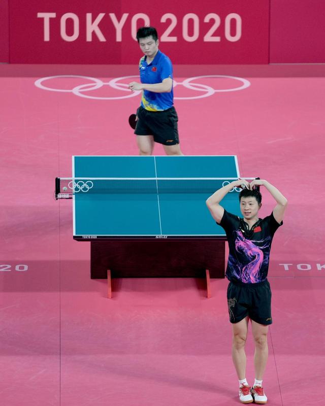 在东京奥运赛场，马龙（前）战胜队友樊振东夺得乒乓球男单冠军。资料图/新华社