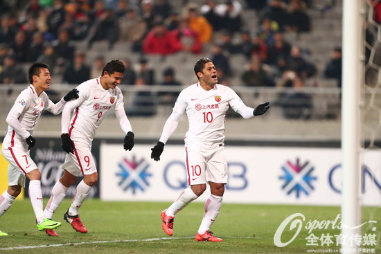 2017年2月21日，2017年亚冠联赛小组赛F组，上海上港1:0击败首尔FC队， 胡尔克远射建功。图为胡尔克（最右）庆祝破门。