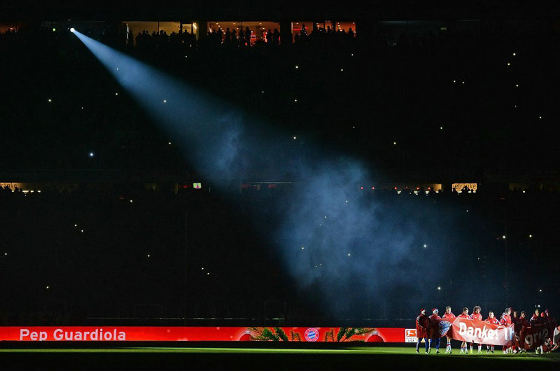 全场聚焦——2014年12月17日，2014-2015赛季德甲联赛第16轮，拜仁慕尼黑赛后答谢球迷，安联球场上演激光秀。