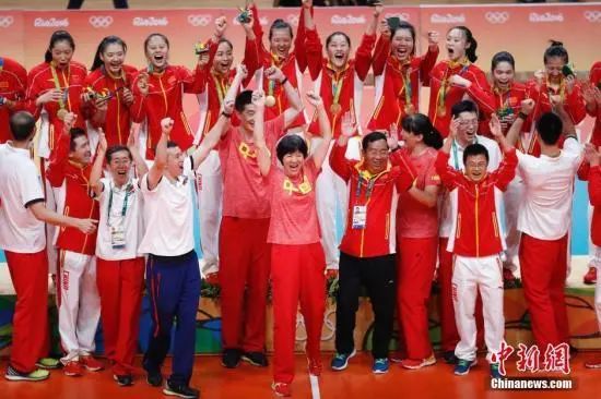 资料图：中国女排站上里约奥运领奖台。中新网记者 杜洋 摄