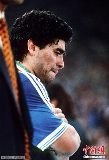 资料图：1990年7月8日，阿根廷国家足球队队长马拉多纳在意大利世界杯决赛中因点球0:1输给西德队后哭泣。