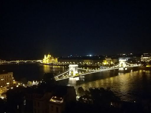 链桥和国会大厦夜景