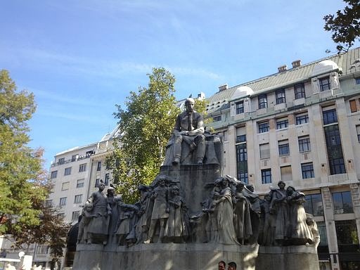 弗洛斯马提广场雕像