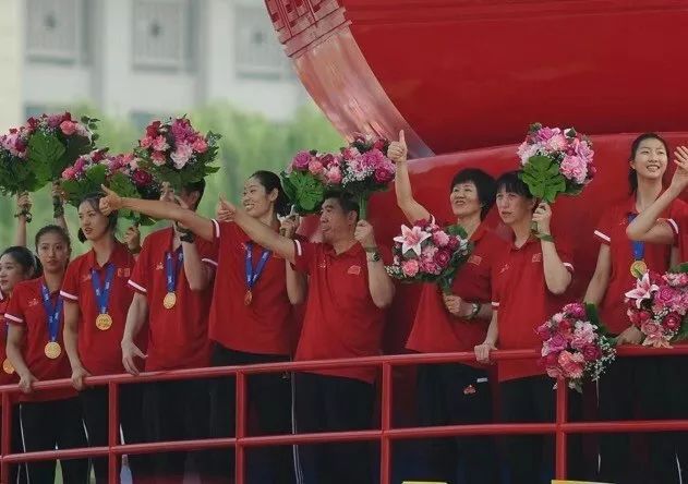 阅兵女排压轴亮相视频世界第一_阅兵中国女排_84年阅兵女排