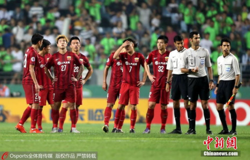 当地时间9月13日，2016亚冠联赛迎来14决赛次回合较量。在韩国全州世界杯体育场，上海上港(红)以0-5惨败于全北现代脚下止步八强。全北现代半决赛的对手将在FC首尔和山东鲁能之间产生。图片来源：Osports全体育图片社