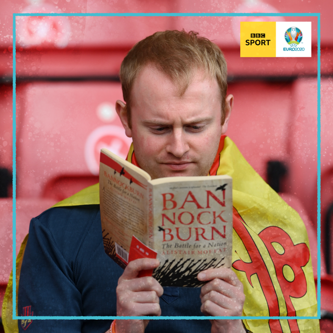 苏格兰球迷在看台阅读《班诺克本战役》，这是苏格兰历史的重要战争。