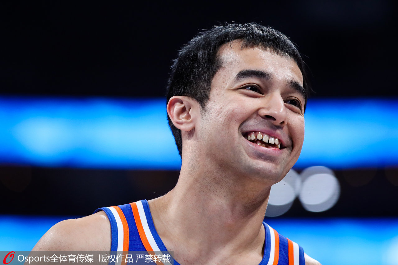 新疆男篮球员脸上洋溢着笑容。